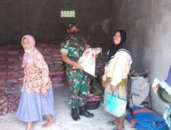 Babinsa Koramil Dawarblandong Kawal Penyaluran BPNT