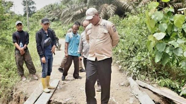 Wabup Tanjabbar Hairan Tinjau Langsung Kondisi Jembatan Desa Lubuk Bernai