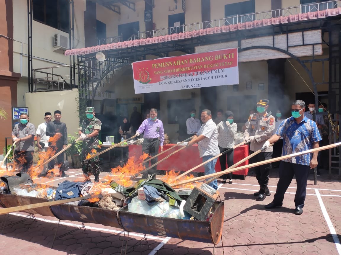 Kejari Aceh Timur Musnahkan Barang Bukti