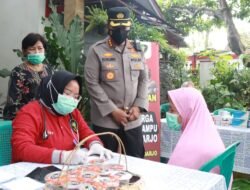 Pengobatan Gratis Polresta Sidoarjo dan Bansos di Kawasan Padat Penduduk