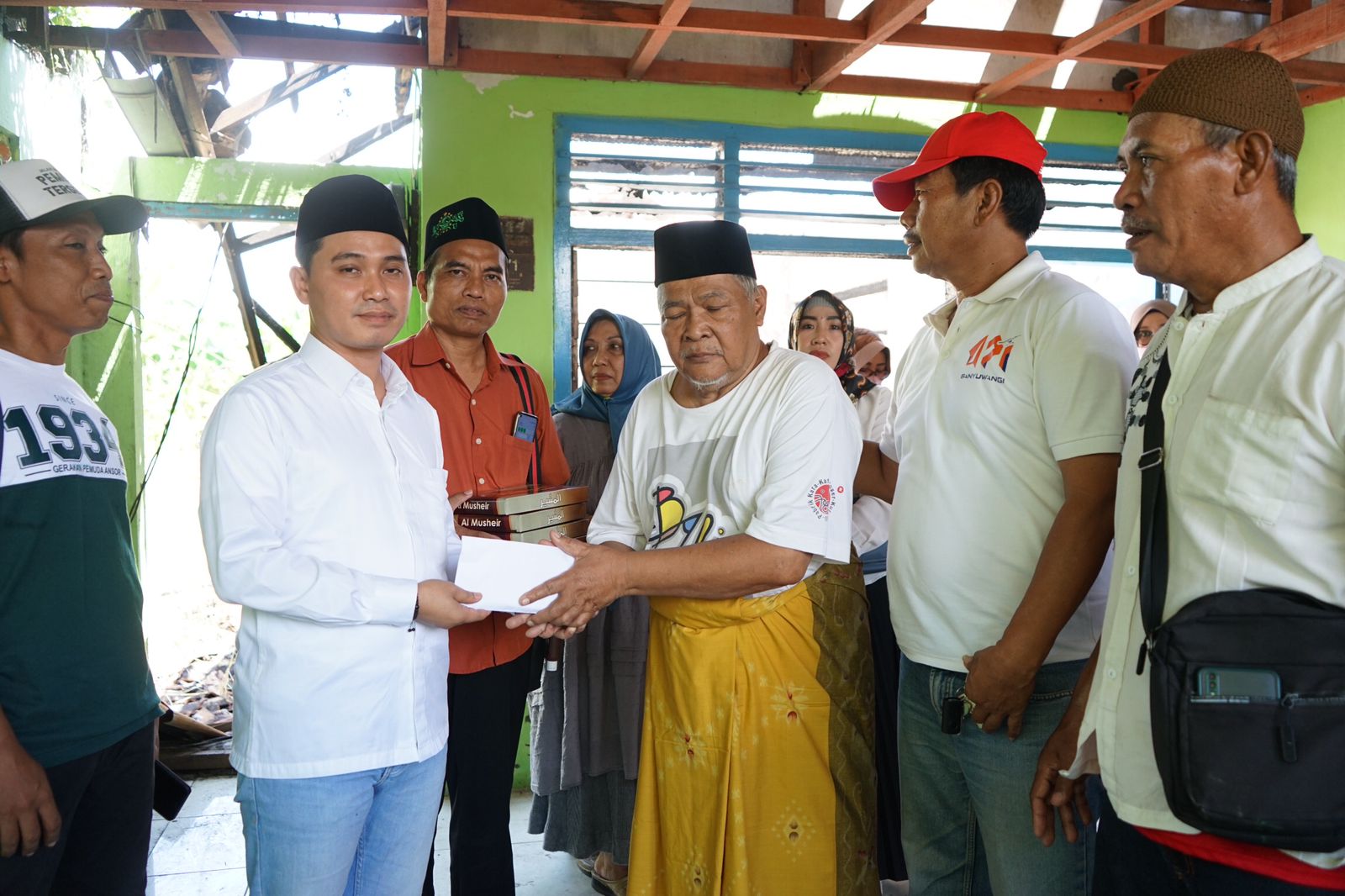 Rumah Warga Desa Lengkong Kebakaran, Gus Barra Berikan Bantuan