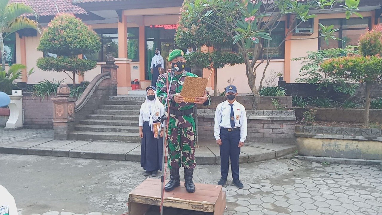 Jadi Pembina Upacara Bendera, Bati Tuud Koramil Gondang Motivasi Siswa SMPN 2 Gondang