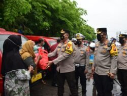 Sambil Edukasi Tertib Lalu Lintas, Polresta Sidoarjo Bagikan Bansos di Pasar Sukodono