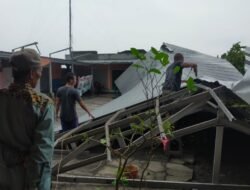 Dampak Puting Beliung Puluhan Rumah Di Tiga Desa, Kecamatan Wonoayu Atapnya Berhamburan
