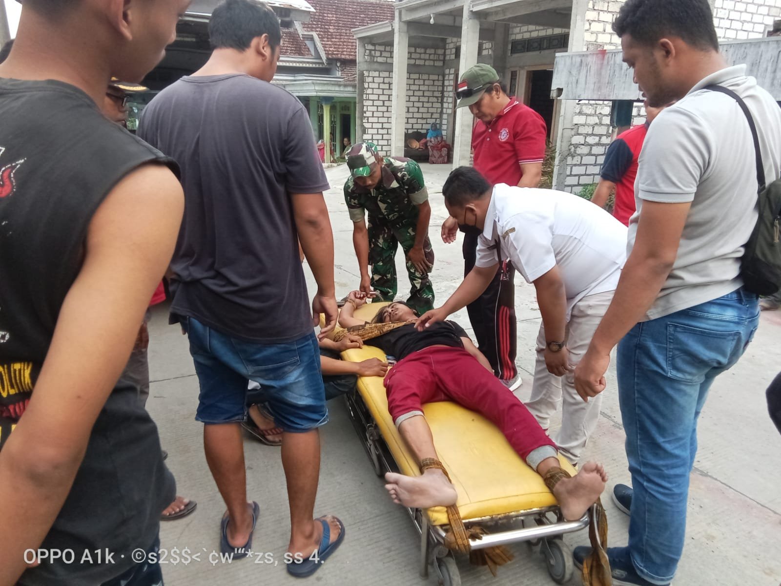 Babinsa Koramil Dawarblandong Bareng Bhabinkamtibmas & Petugas Puskesmas Evakuasi ODGJ