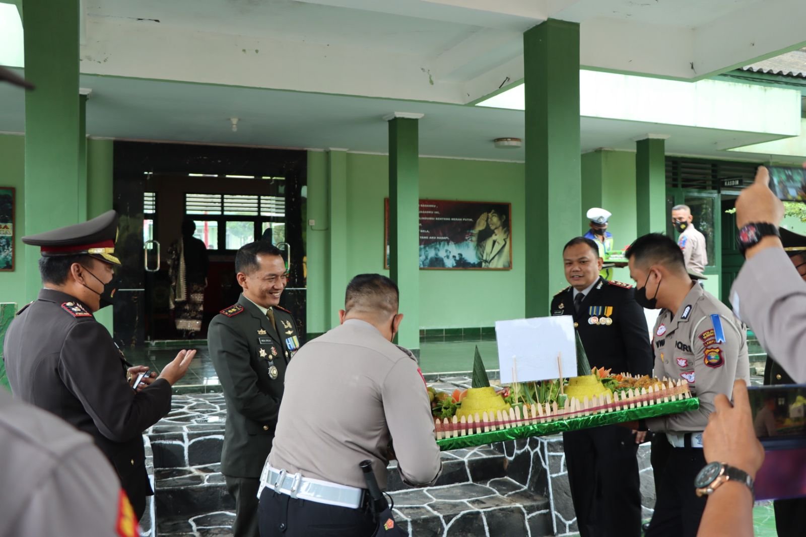 Kapolres Tanggamus Berikan Kejutan Dandim 0424 dan Ikuti Upacara HUT ke 77 TNI