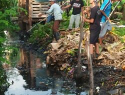 Antisipasi Banjir Warga Candi Pari RT.03 RW .01 Porong Peran Aktif Dalam Kerja Bakti; Bersihkan Tumpukan Sampah Sungai