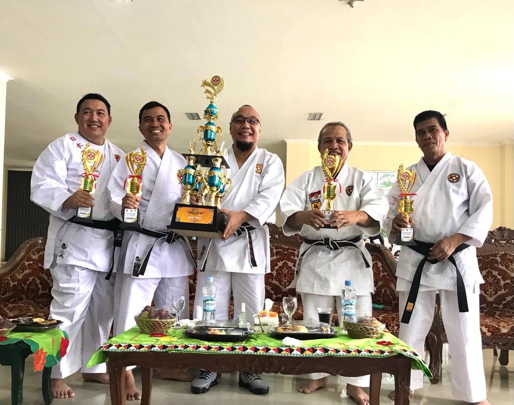 Tony Lepas Kontingen Atlet Karate BKC Lampung Mengikuti Kejurnas Karate Di Bandung
