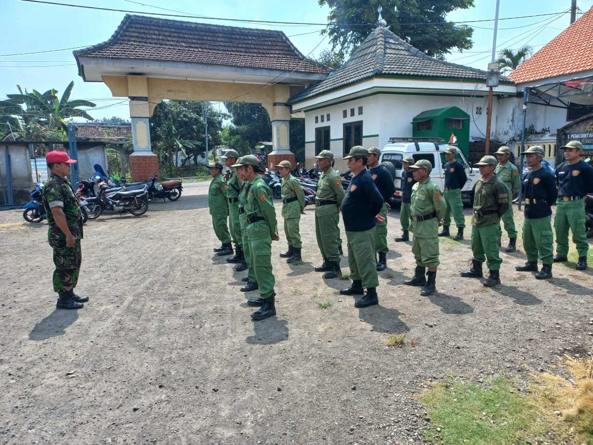 Babinsa Kutorejo Bekali Linmas Tingkatkan Kemampuan Pengamanan Lingkungan