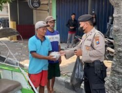 Polisi Sidoarjo Berpatroli sambil Bagikan Nasi Bungkus