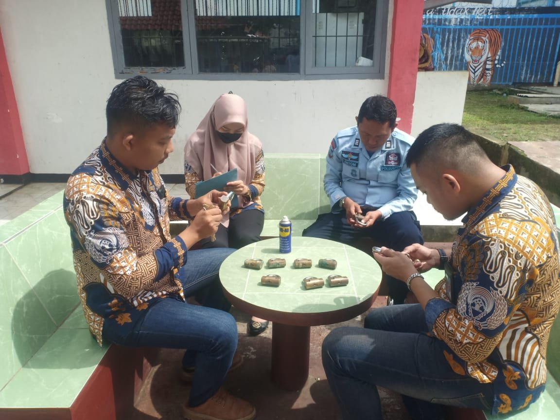 Petugas Satopspatnal Lapas Kotaagung Gelar Razia Rutin Kamar Hunian dan Pastikan Sarpras Keamanan dalam Kondisi Baik