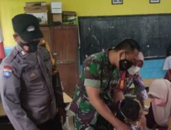 Wujudkan Generasi Sehat, Babinsa Koramil Kemlagi Dampingi Imunisasi Campak