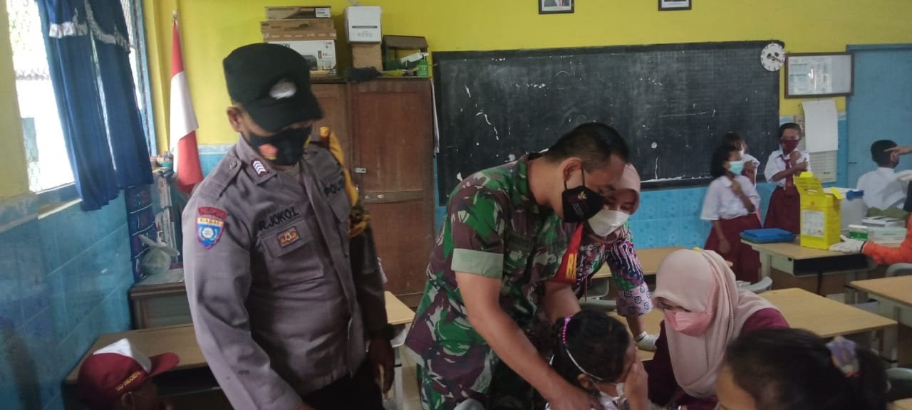 Wujudkan Generasi Sehat, Babinsa Koramil Kemlagi Dampingi Imunisasi Campak