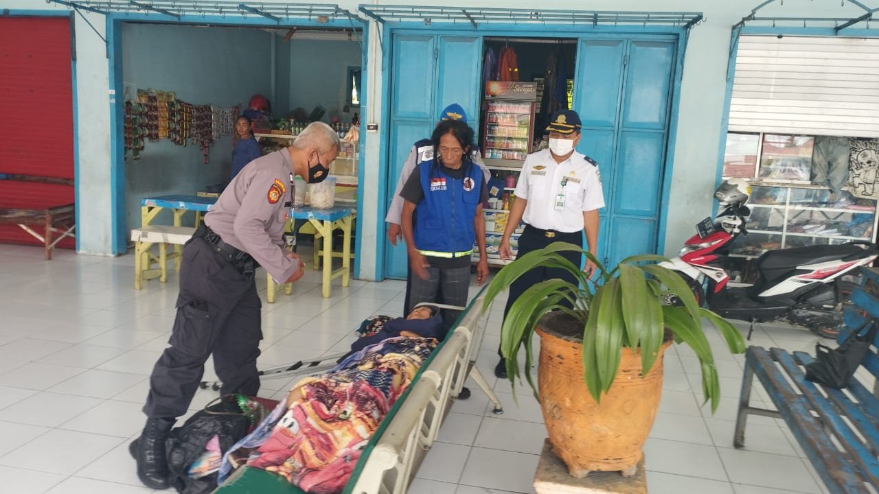 Polisi Mojokerto Evakuasi Orang Sakit di Terminal