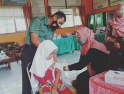 Sukseskan Program BIAS, Babinsa Koramil 0815/06 Kemlagi Dampingi Nakes Beri Imunisasi
