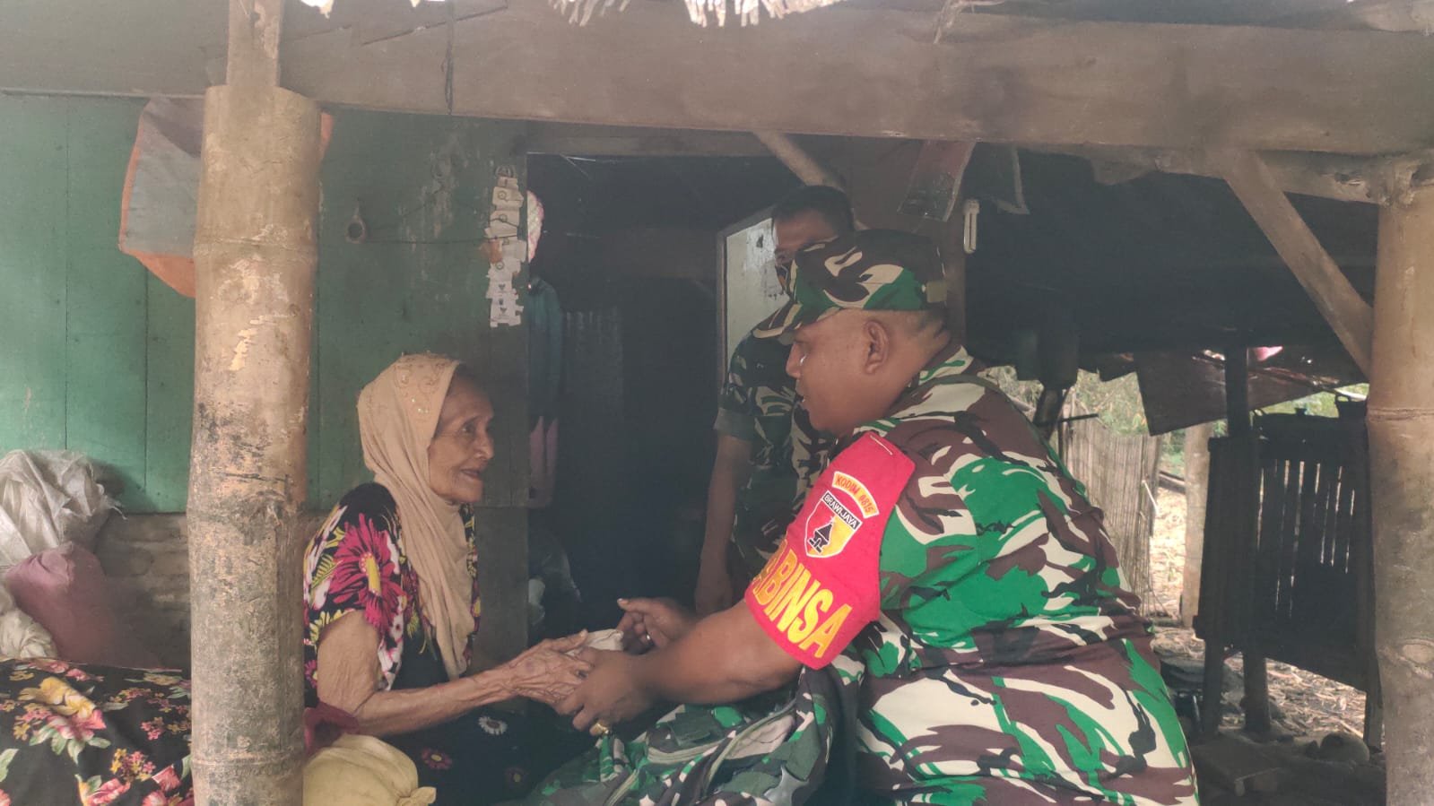 Pastikan Tak Ada Kesulitan Pangan, Babinsa Koramil Gondang Masuk Dapur Warga