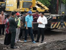 Tidak Ingin Proyek Pembangunan Jembatan Cantel Lambat, Wabup Subandi Lakukan Sidak