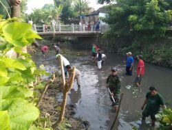Pos Ramil Mojoanyar Kodim 0815/Mojokerto Bersama Stakeholder Bersihkan Sungai