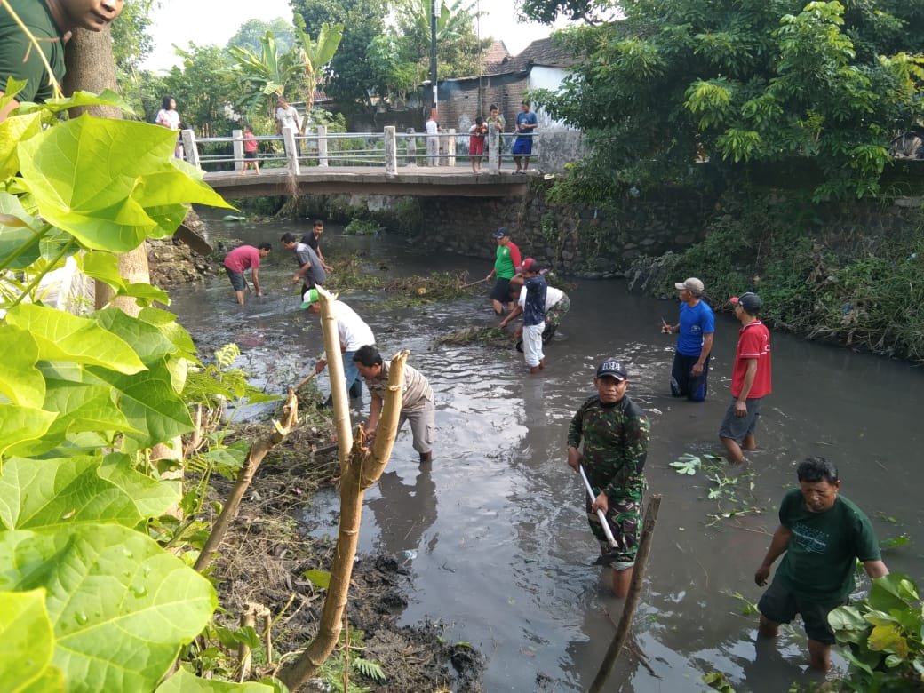 Pos Ramil Mojoanyar Kodim 0815/Mojokerto Bersama Stakeholder Bersihkan Sungai