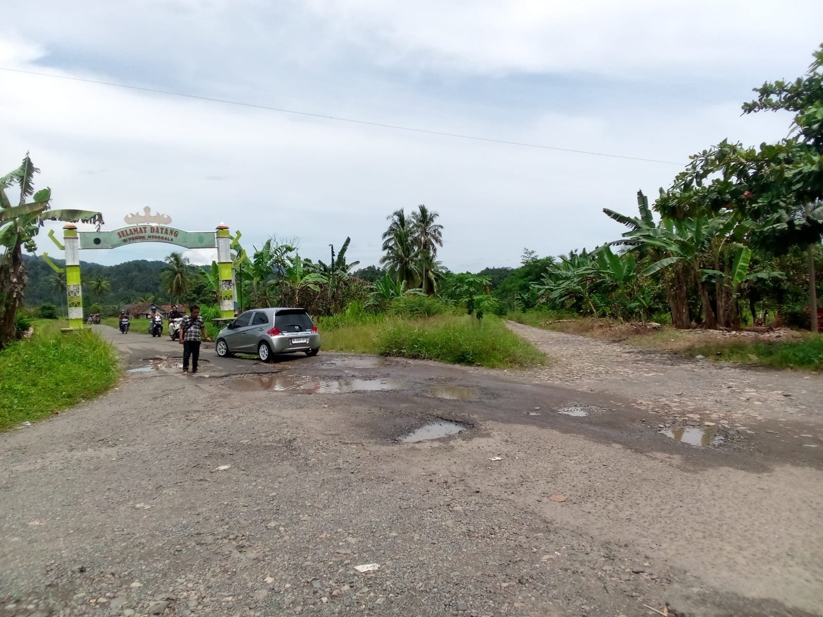 Jalan Jalur Dua Pasar Simpang Kagungan Tidak Terawat, Kurnain DPRD Tanggamus Respon Akan Usul