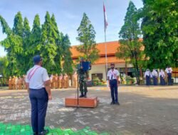 Di SMPN 2 Dawarblandong, Babinsa Koramil Dawarblandong Sampaikan Pancasila Sebagai Ideologi dan Landasan Bernegara