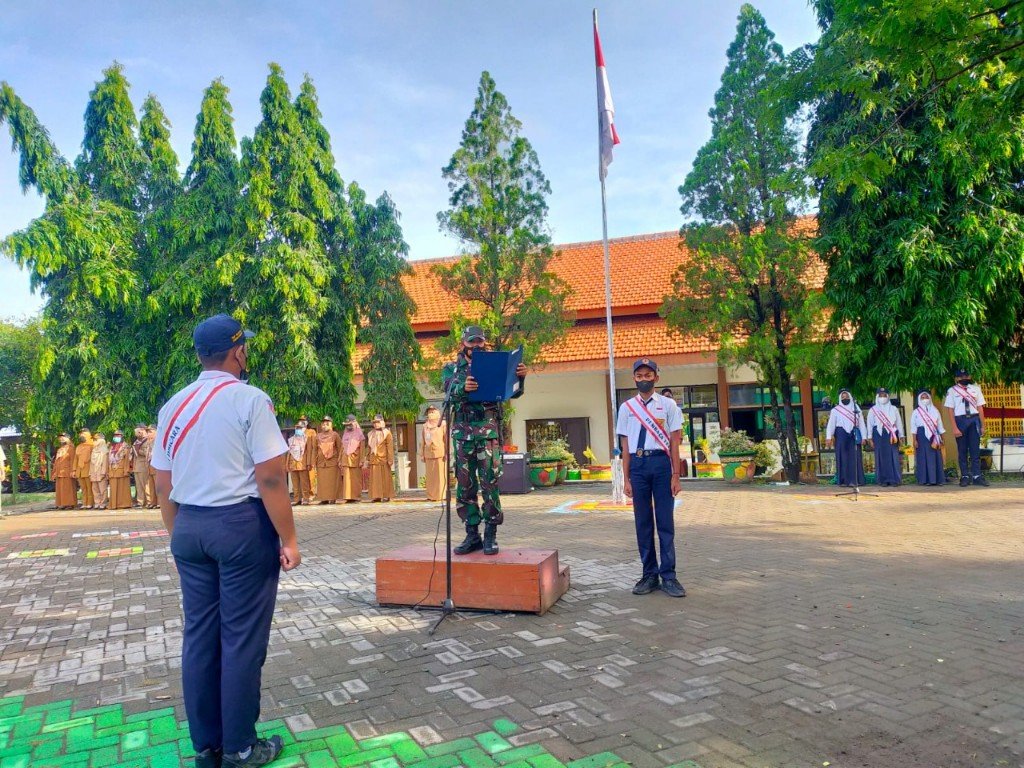Di SMPN 2 Dawarblandong, Babinsa Koramil Dawarblandong Sampaikan Pancasila Sebagai Ideologi dan Landasan Bernegara