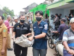 Ps. Kasi Humas Polresta Sidoarjo Turut Bersihkan Wilayah Bencana Puting Beliung