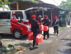 Satgas PDI Perjuangan Dan Baguna Bagikan Nasi Kotak Dari Yayasan Yayuk Edi Peduli