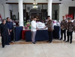 Walikota Surabaya Eri Cahyadi Serahkan Bantuan Ke Bupati Gus Muhdlor Untuk Warga Korban Angin Puting Beliung