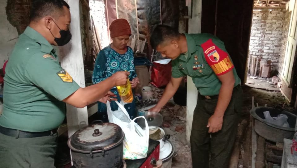 Bentuk Kepedulian Babinsa Koramil 0815/06 Kemlagi Berikan Bantuan Warga Kurang Mampu