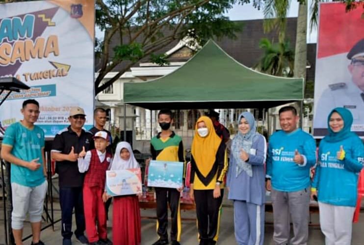 Bupati Tanjabbar Anwar Sadat Hadiri dan Serahkan Buku Tabungan Junior Program KEJAR BSI