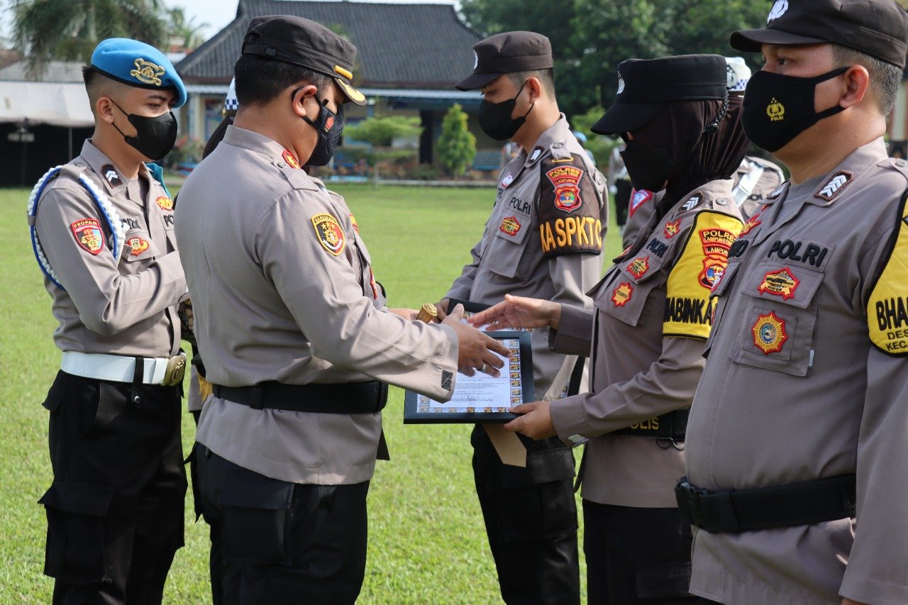 Kapolres Lamtim Pimpin Upacara Pemberian Penghargaan Dan PTDH