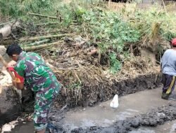Semangat Gotong-Royong, Babinsa Koramil 0815/14 Dlanggu Bareng Warga Bersihkan Parit