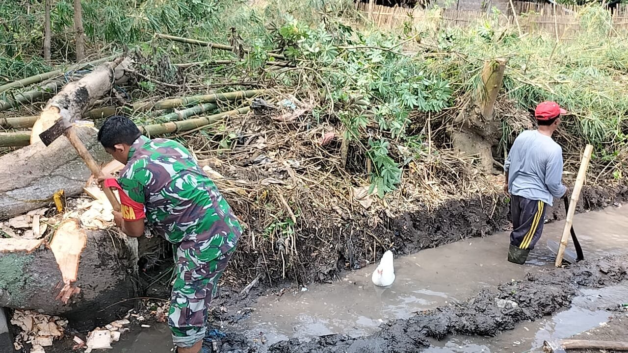 Semangat Gotong-Royong, Babinsa Koramil 0815/14 Dlanggu Bareng Warga Bersihkan Parit