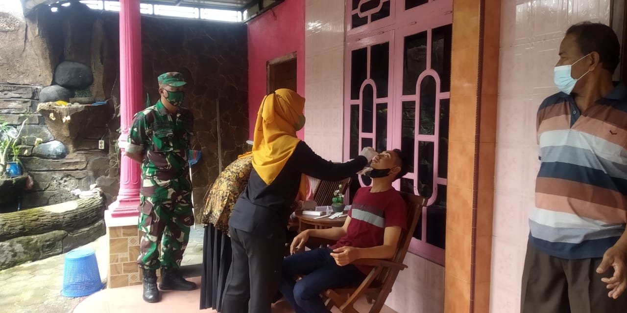 Koramil Pacet Bersama Nakes PKM Lakukan Tracing Kontak Erat Pasien Covid-19