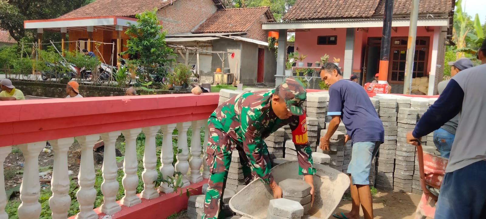 Kompak Babinsa Koramil 0815/14 Dlanggu Bersama Warga Gelar Karya Bakti