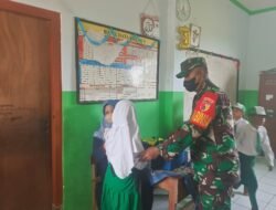 Tingkatkan Kekebalan Tubuh Babinsa Koramil Pacet Dampingi Vaksinasi Campak Rubella Hingga DT