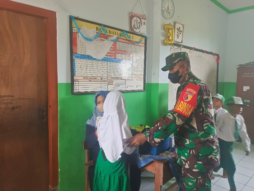 Tingkatkan Kekebalan Tubuh Babinsa Koramil Pacet Dampingi Vaksinasi Campak Rubella Hingga DT