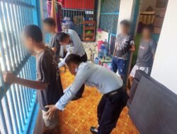 Jaga Fasilitas Keamanan dan Ketertiban, Kalapas Kotaagung dan Jajaran Gelar Kerja Bakti di Luar Lapas