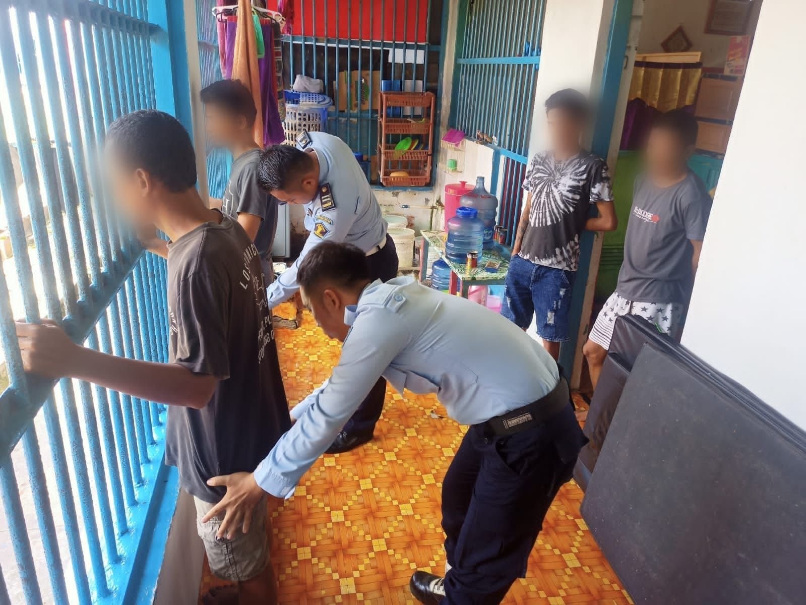 Jaga Fasilitas Keamanan dan Ketertiban, Kalapas Kotaagung dan Jajaran Gelar Kerja Bakti di Luar Lapas