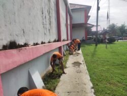 Jaga Fasilitas Keamanan dan Ketertiban, Kalapas Kotaagung dan Jajaran Gelar Kerja Bakti di Luar Lapas