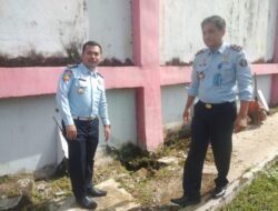 Jaga Fasilitas Keamanan dan Ketertiban, Kalapas Kotaagung dan Jajaran Gelar Kerja Bakti di Luar Lapas