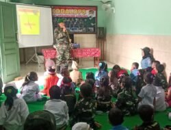 Peringati Hari Pahlawan, Murid Sekolah TK Ambarsari Kunjungi Koramil Dawarblandong