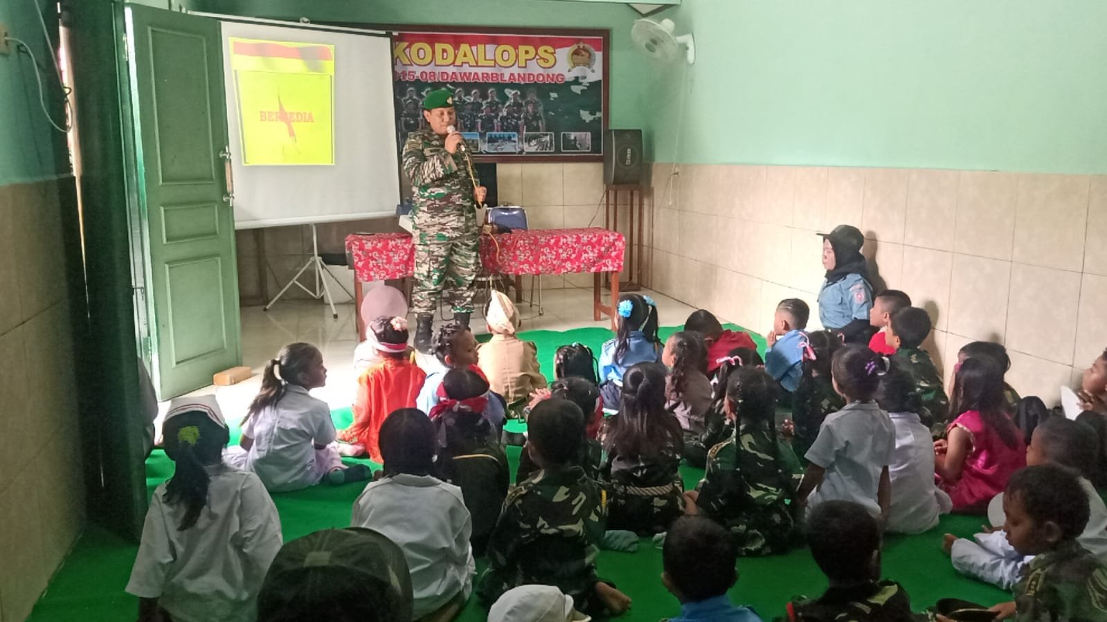 Peringati Hari Pahlawan, Murid Sekolah TK Ambarsari Kunjungi Koramil Dawarblandong