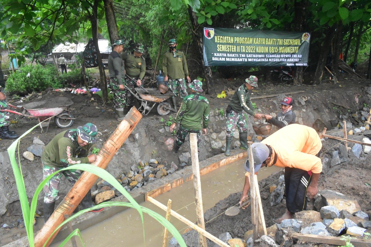 Kodim Mojokerto Karya Bakti Bangun Tanggul Penahan Tanah Saluran Irigasi