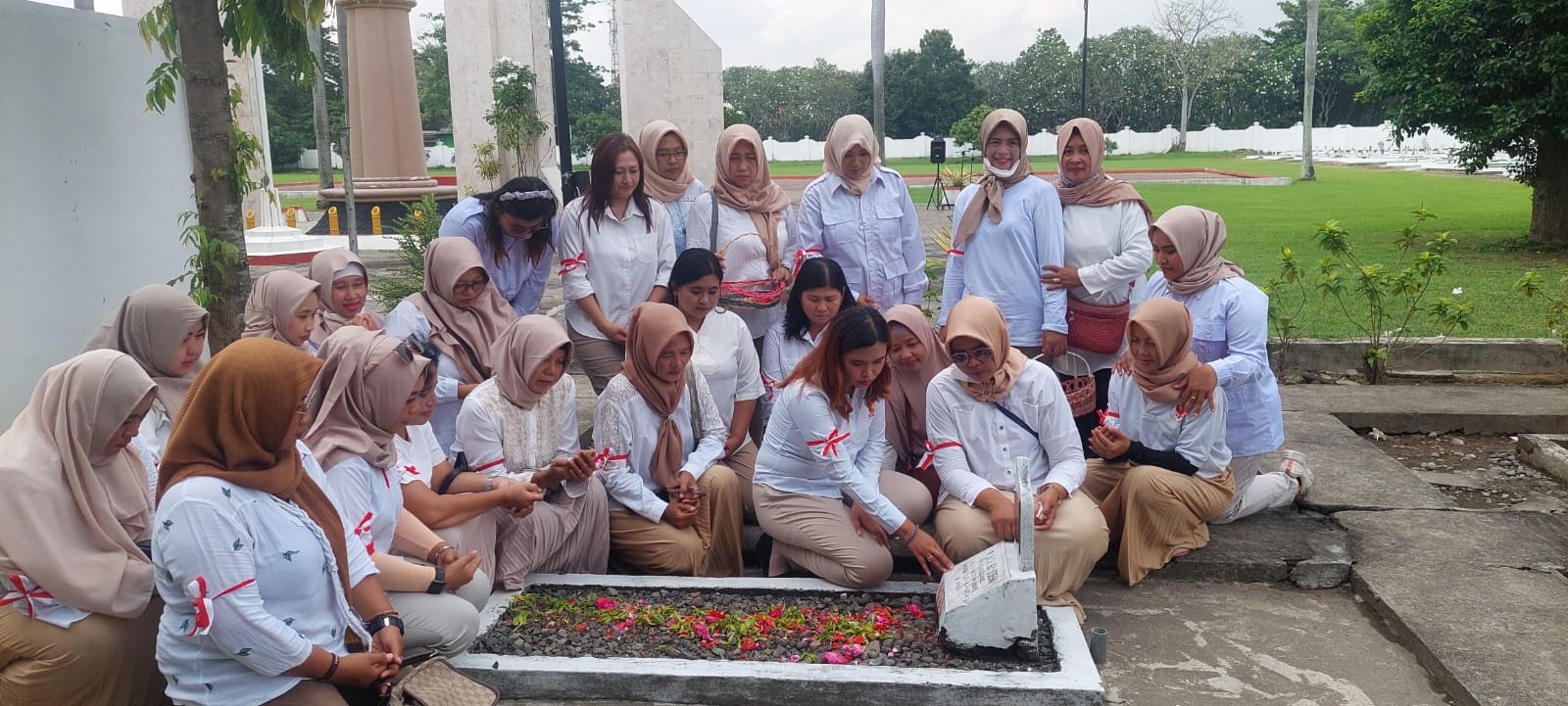 PIRA Kota Mojokerto Ziarah Makam Pahlawan dan Kampanyekan Revolusi Putih