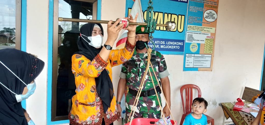 Babinsa Pos Ramil Mojoanyar Aktif Dampingi Layanan Kesehatan Baduta - Balita - Bumil Hingga Stunting