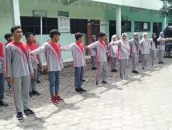 Tumbuhkan Sikap Disiplin Koramil Pungging Latih PBB Siswa MA Raden Rahmat