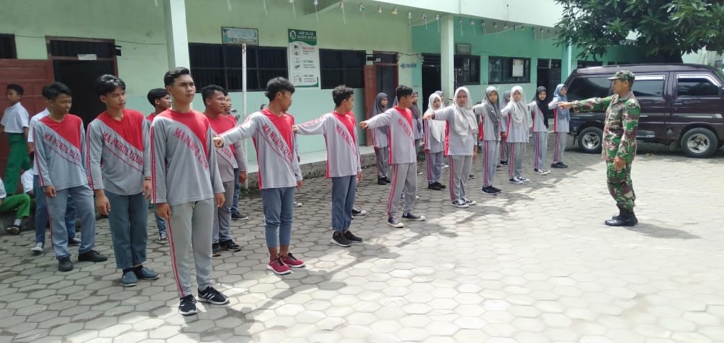 Tumbuhkan Sikap Disiplin Koramil Pungging Latih PBB Siswa MA Raden Rahmat