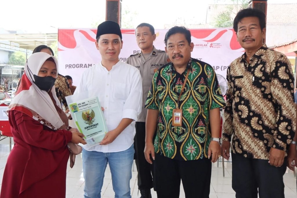 889 Sertifikat PTSL Desa Lengkong Dibagikan